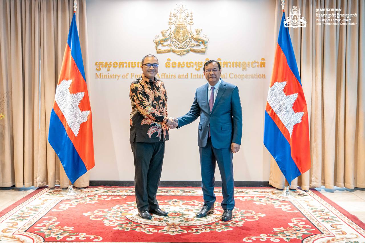 His Excellency Deputy Prime Minister Prak Sokhonn receives a courtesy call by His Excellency Santo Darmosumarto 