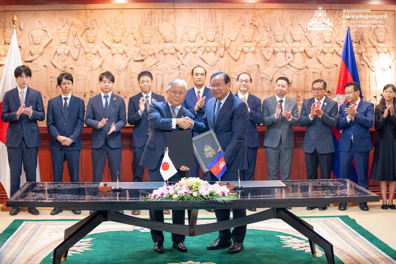 His Excellency Deputy Prime Minister and  Ambassador of Japan to Cambodia sign the Exchange of Notes and accompanying documents on the extension of Grant Aid