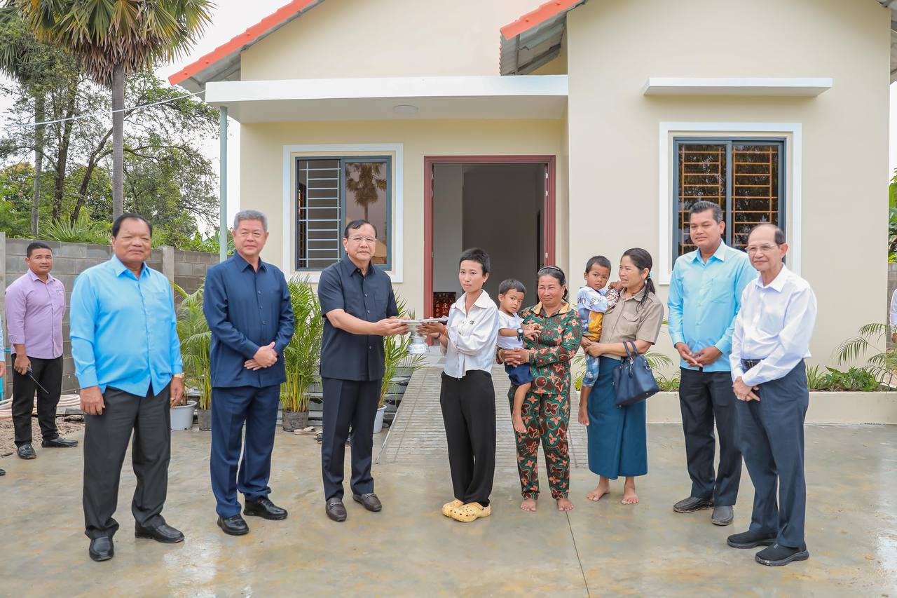 Handing over a house to the family of a military hero who sacrificed his life during Cambodia–Thailand border conflict